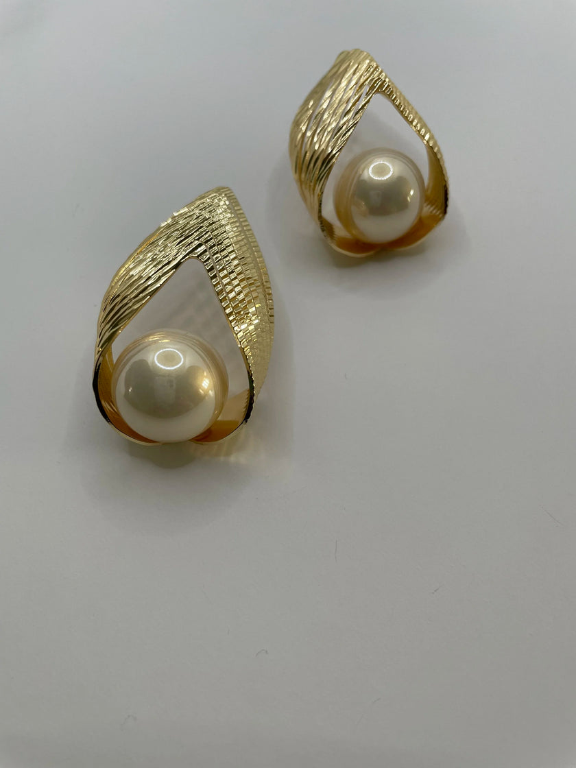 Gugu Gold & Pearl Exaggerated Shell Textured Earring