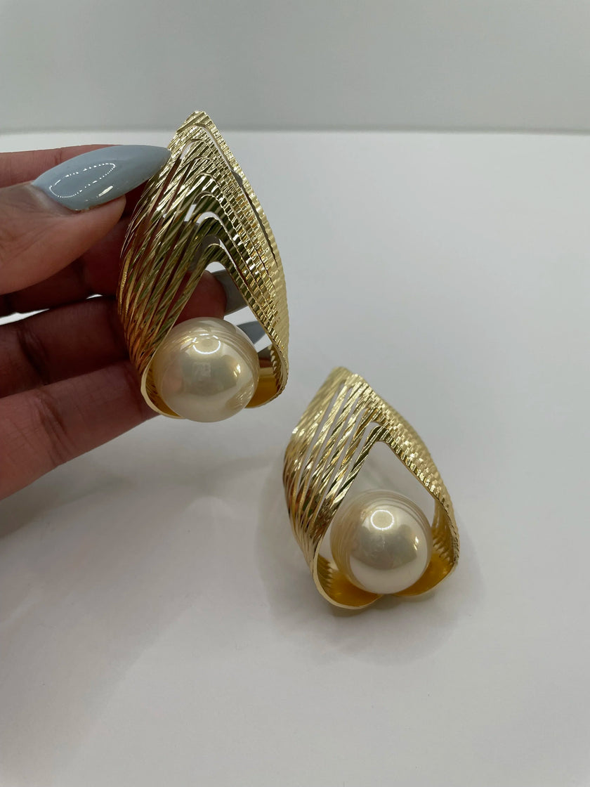 Gugu Gold & Pearl Exaggerated Shell Textured Earring