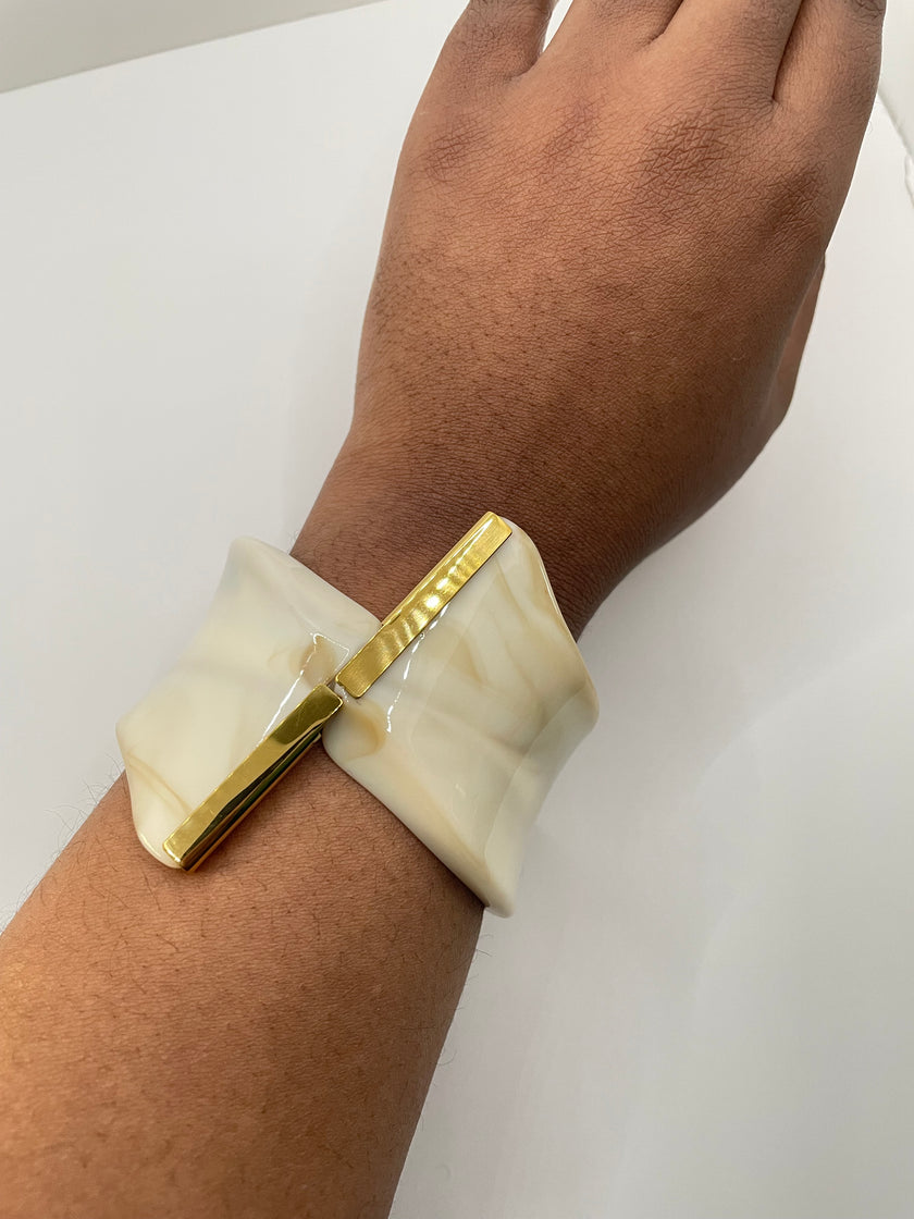 Oke Luxurious Cream Marble & Gold Cuff