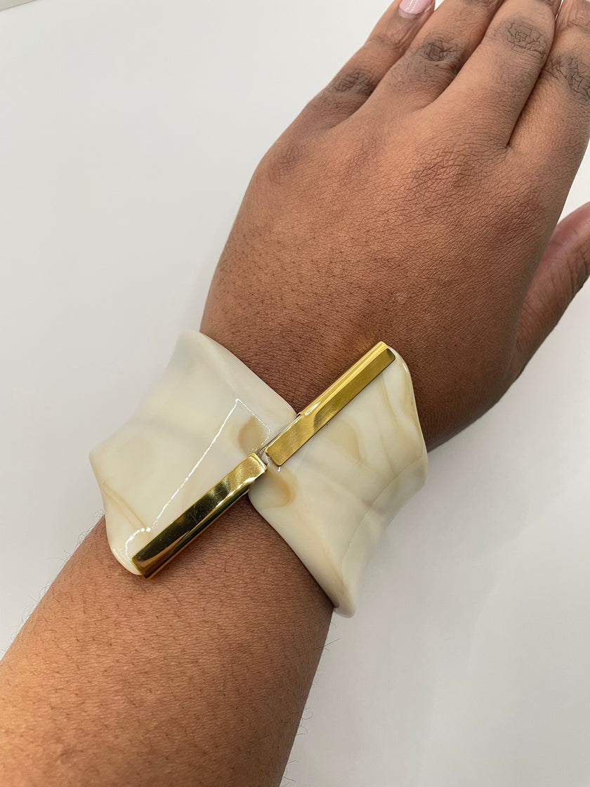 Oke Luxurious Cream Marble & Gold Cuff