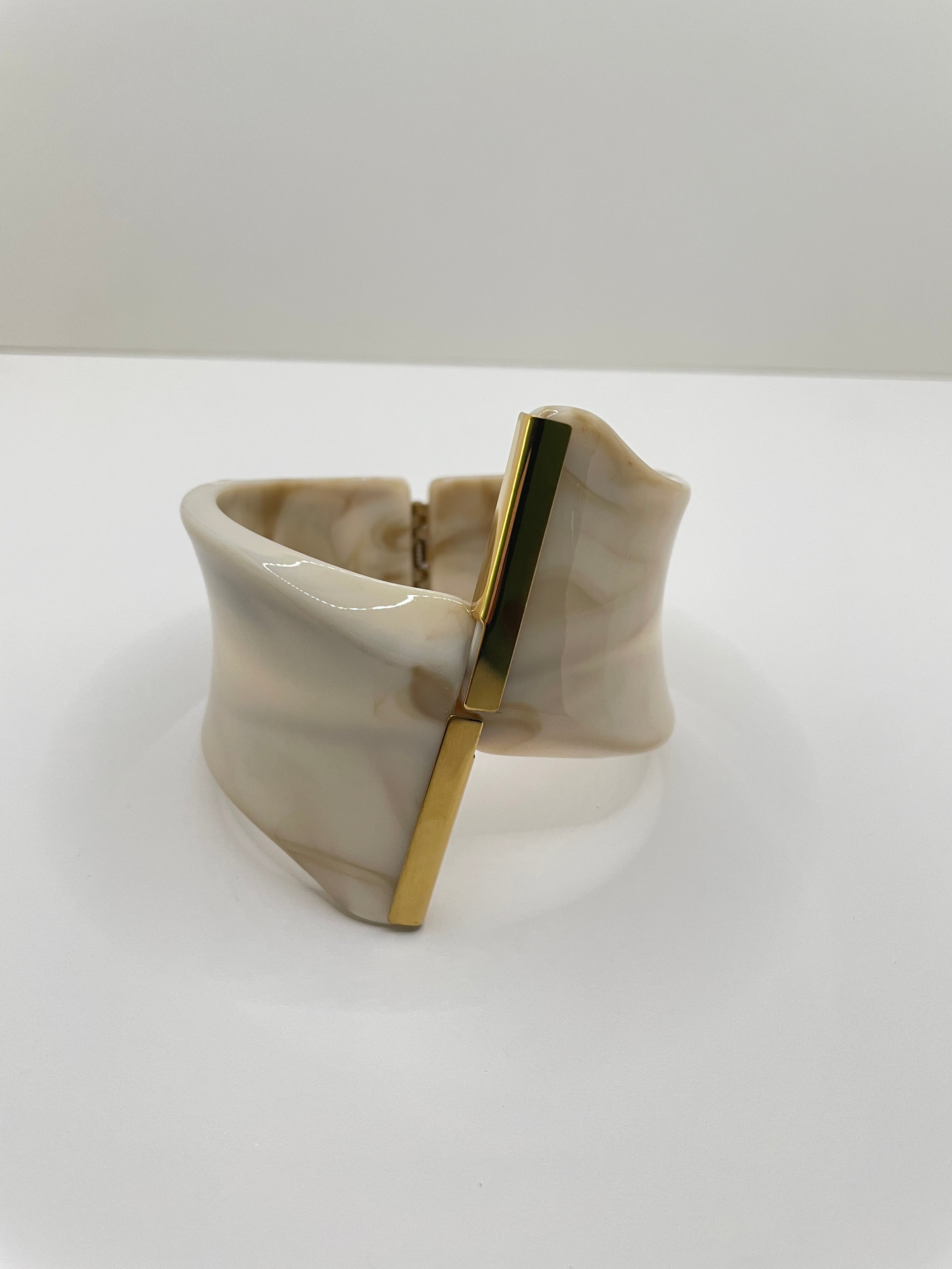 Oke Luxurious Cream Marble & Gold Cuff