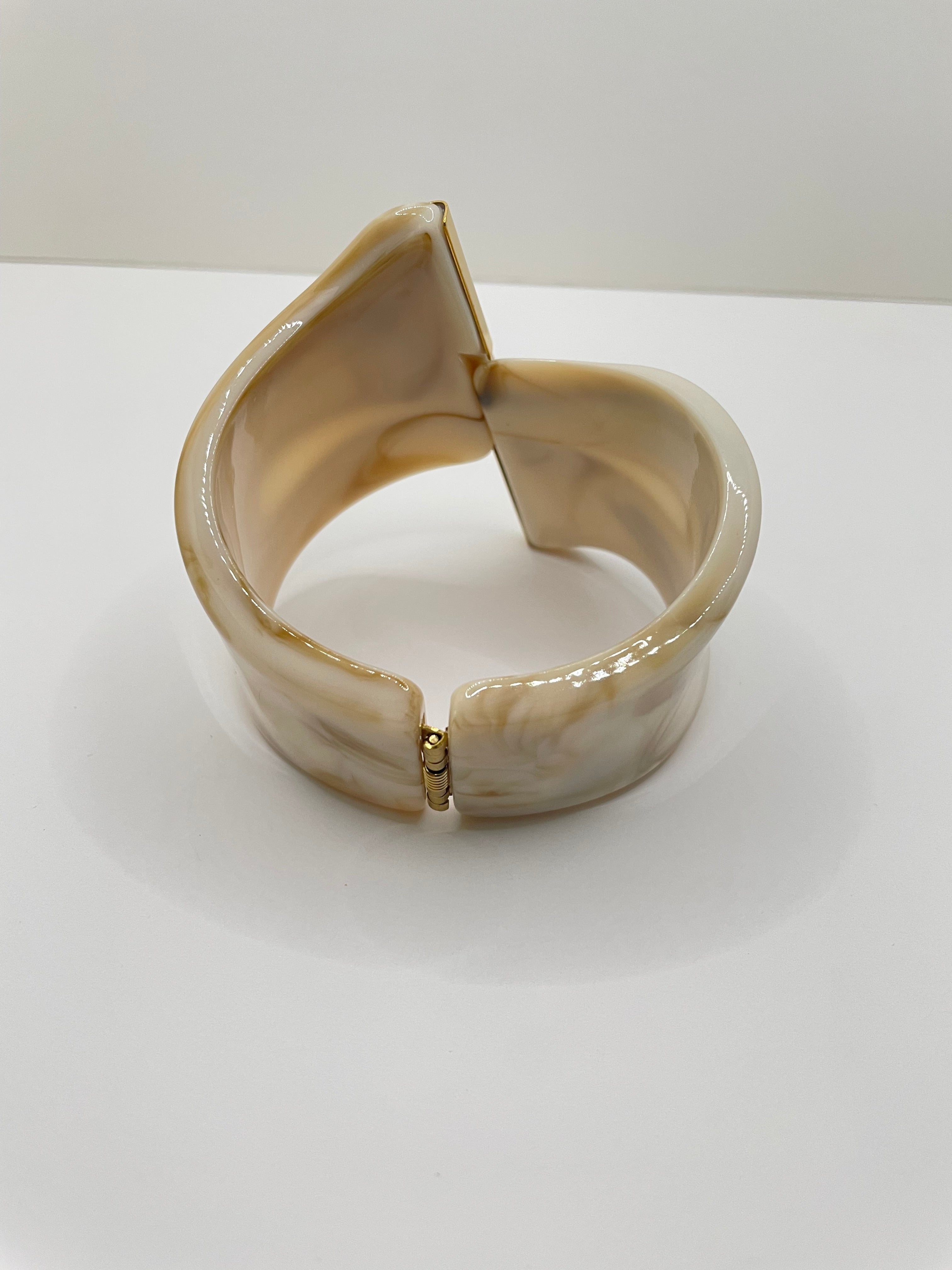 Oke Luxurious Cream Marble & Gold Cuff