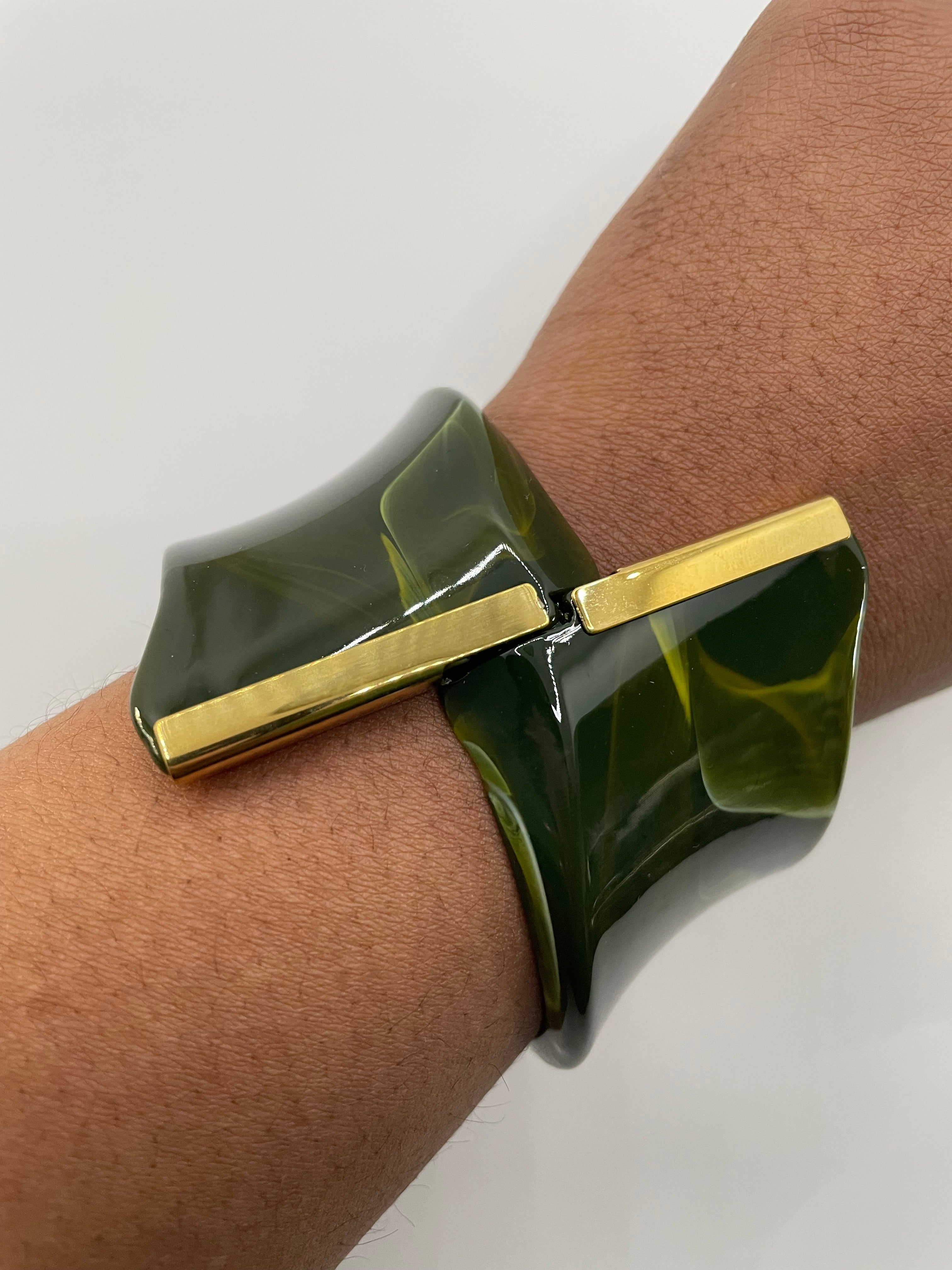 Oke Luxurious Green Marble & Gold Cuff