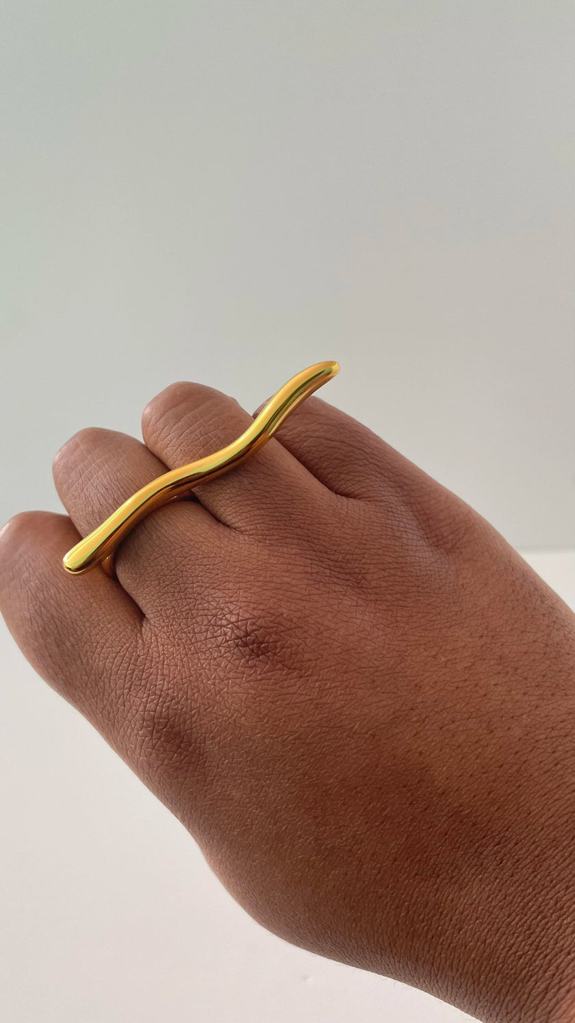 Tiana Cool Gold Wavy Line  Ring